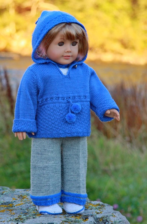 lovely-knitted-dolls-clothes-patterns-in-peach-and-blue-american-girl