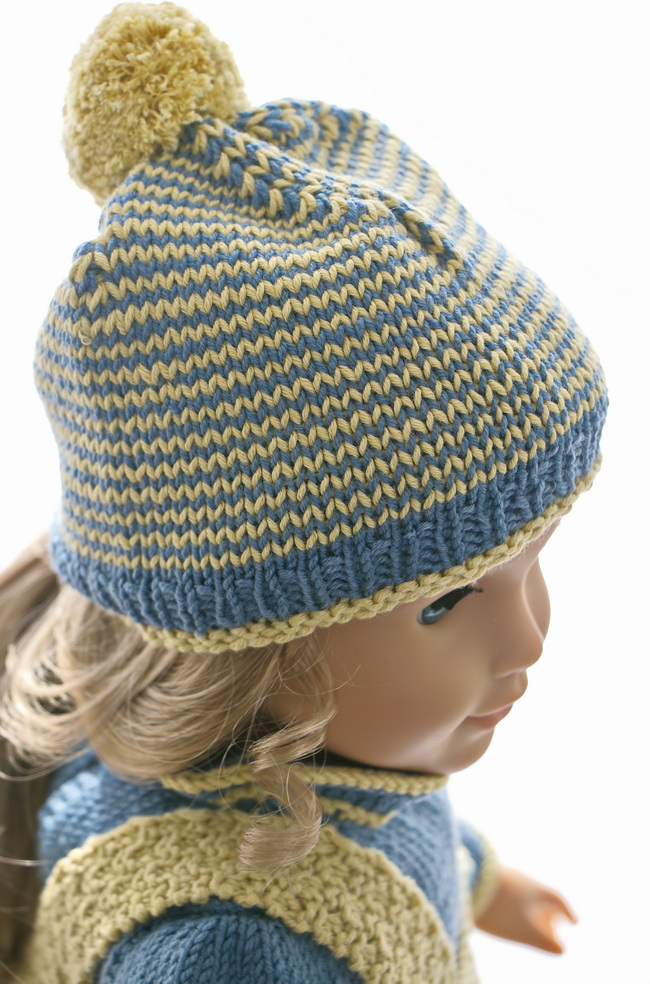 Die Mütze hat auch diese schmalen Streifen in gelb und blau.