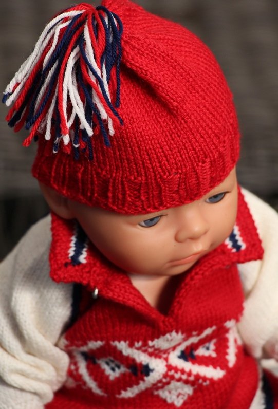 And so, I knitted a cap and made a tassel in the Norwegian Flag’s colors.