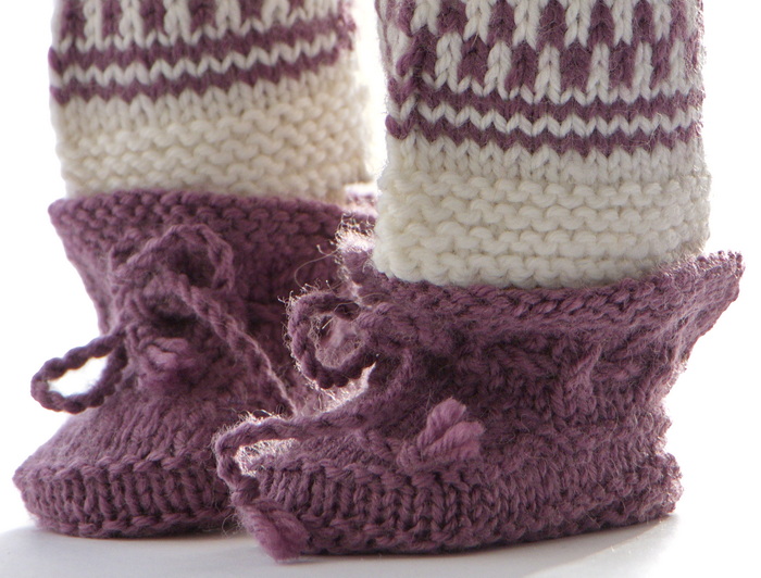 Les chaussons sont tricotés en lilas.
