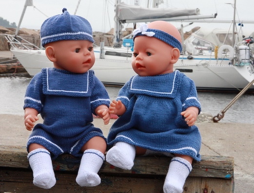 Niri und Vilja genießen den Besuch des Yachthafens und tragen dabei ihre schönen neuen Kleider.