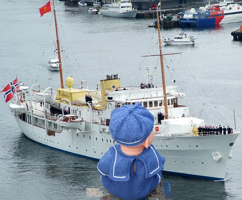 Niri beobachtet die königliche Yacht des Königs von Norwegen, HNoMY Norge. Der Name des Schiffes Norge ist norwegisch und heißt Norwegen.