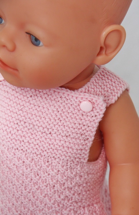 Stricken Sie Babypuppenkleidung im Målfrid Gausel Design