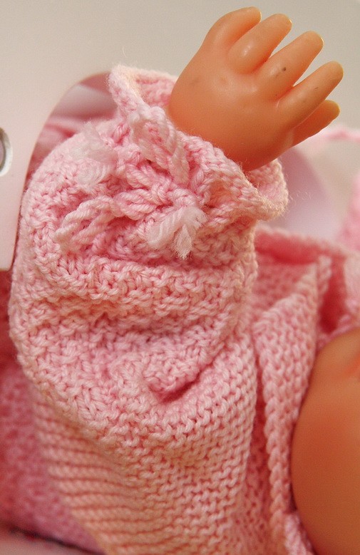 Stricken Sie Babypuppenkleidung im Målfrid Gausel Design