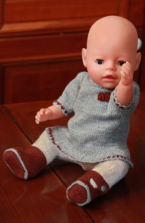 Lovely doll knitting pattern to your Baby born