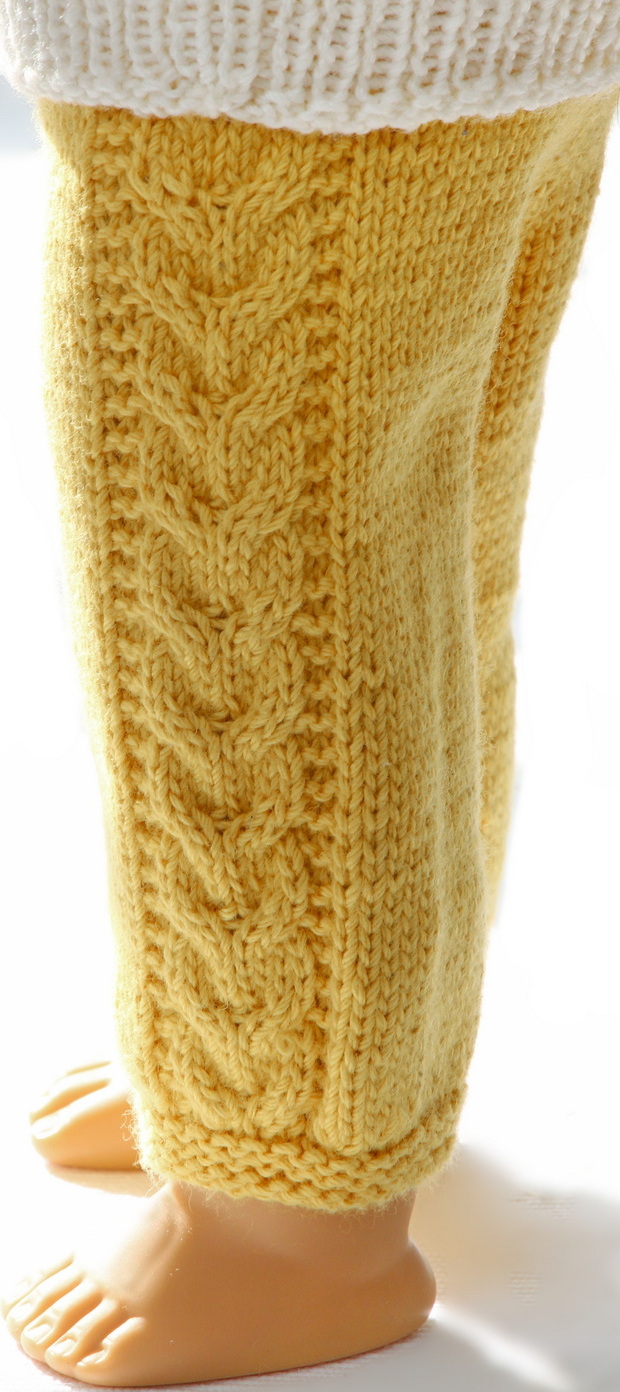 In Anlehnung an das Design des Pullovers, sprühen die Skihosen in lebhaftem Gelb vor Energie, akzentuiert mit seitlichen Zöpfen, die einen Hauch von Raffinesse verleihen.