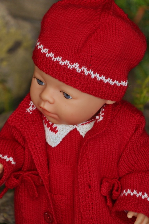 Also stricken wir ihr hübsche Weihnachtskleider in rot und weiß. Design: Målfrid Gausel