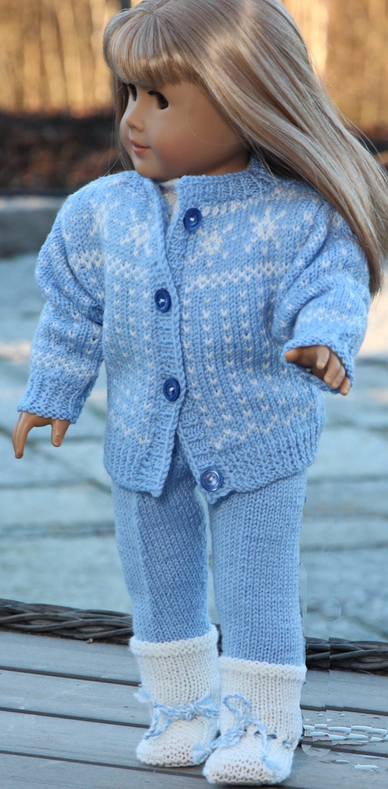 schönes Outfit für Ihre Puppe  in hellblau mit Schneeflocken