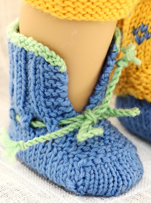 Disse sokkene avrunder antrekket og sikrer at hver del av dukken din er forberedt på påsken med varme og stil.