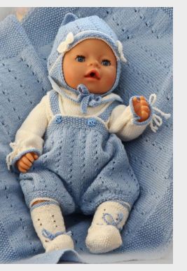 This charming pattern includes a body, pants, socks, hat, and blanket in soft blue and white. The classic design and detailed moss stitch add a touch of timeless elegance to your doll’s wardrobe.