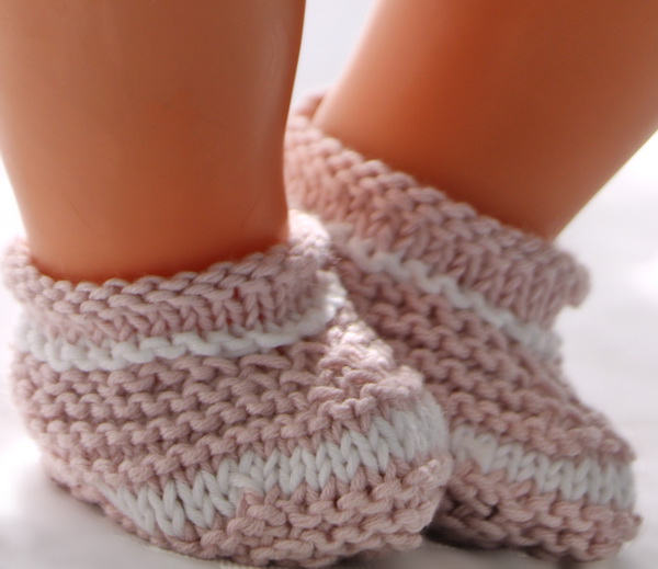 The other shoes are knitted in garter sts. Both shoes can be used to all these clothes.