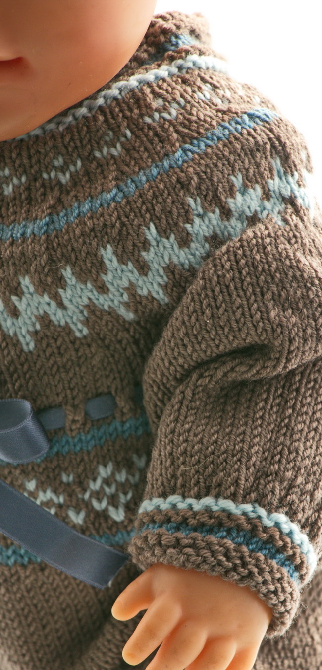 Puis j’ai tricoté les mêmes rayures que pour les jambes autour des bras et le tour de cou.