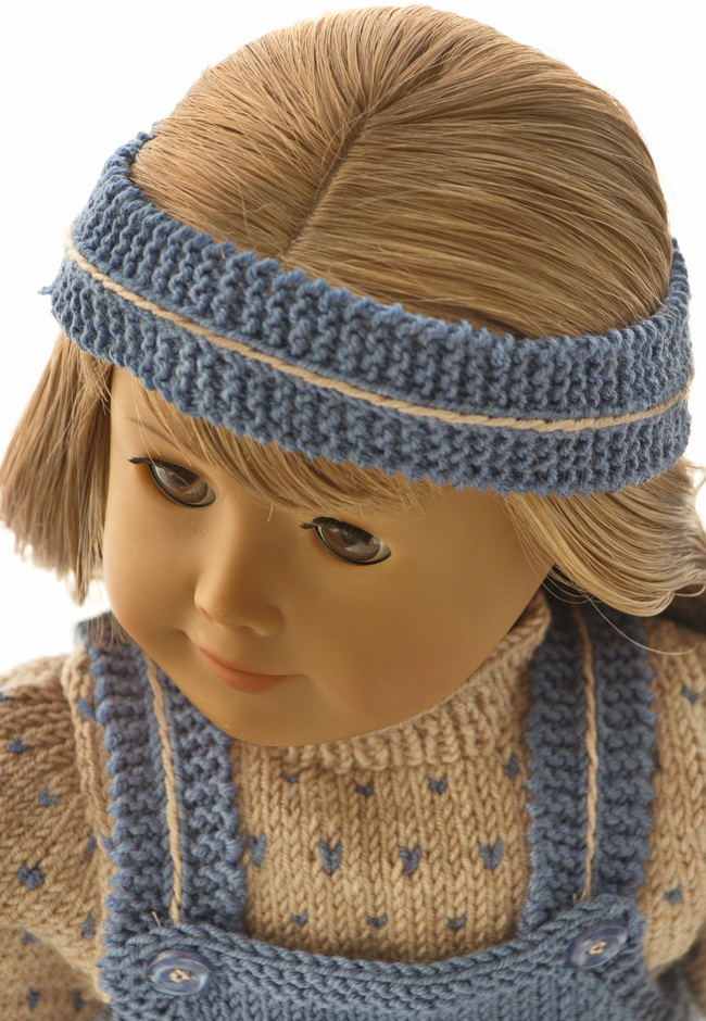 American Girl doll har fått et pannebånd strikket i rillestrikk