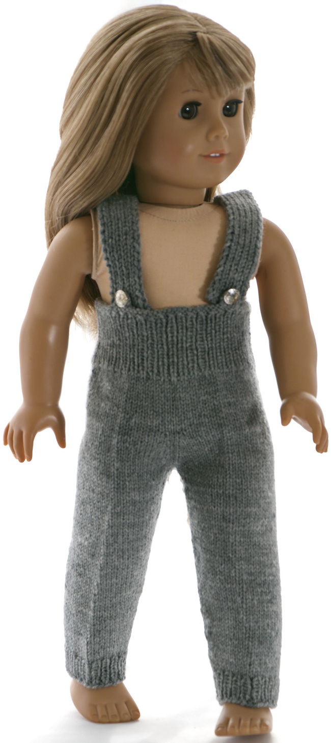 Så måtte dukken få en bukse. Den er strikket i grått med bredt ribbestrikk rundt livet.