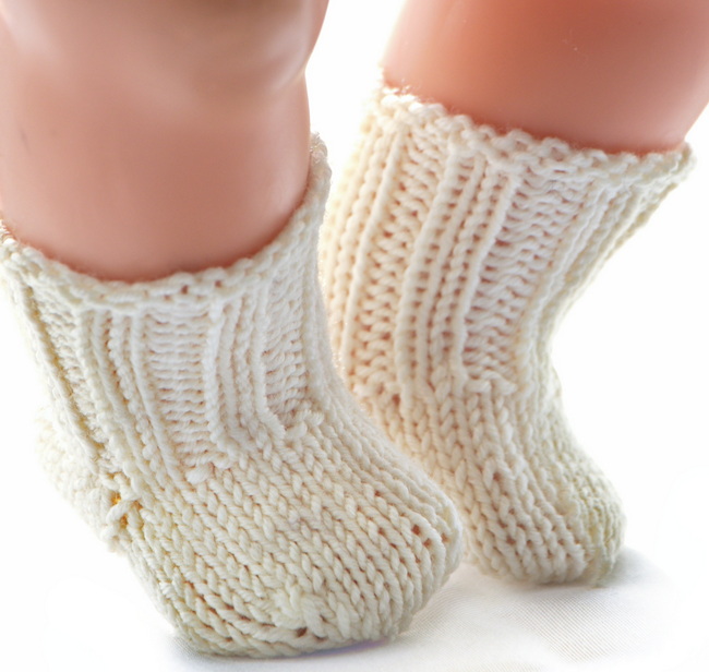 Voor Baby born vind je een mooi paar witte sokken gebreid in ribbelsteek. Beide poppen kunnen natuurlijk zowel schoenen als sokken gebruiken.