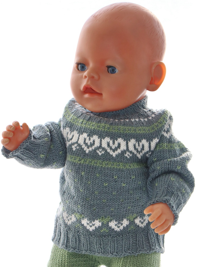 Ensuite, j’ai tricoté le pull en gris avec le motif tricoté en vert et blanc.