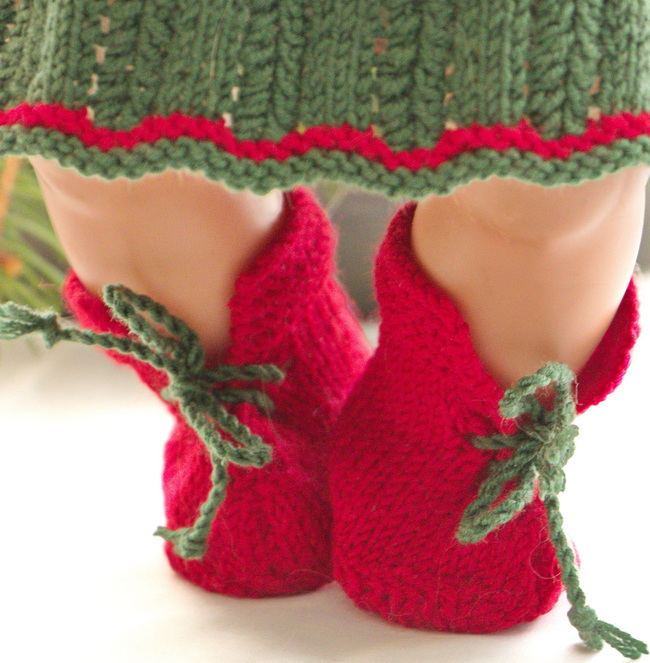 As for accessories, the doll has got a pair of cute shoes knitted in red.