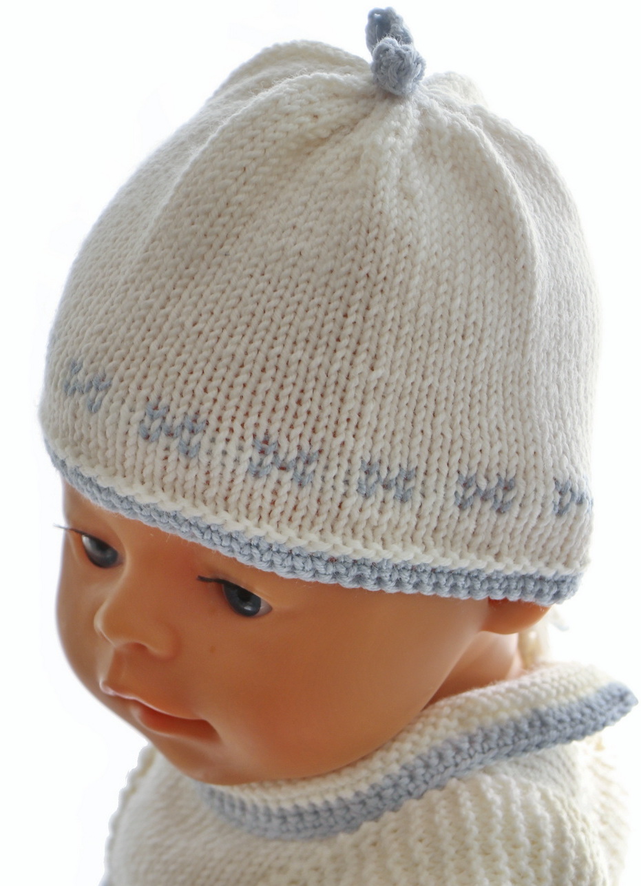 As accessories, you will find a warm cap. The cap is both white and grey, and the edges are knitted in the other color.
