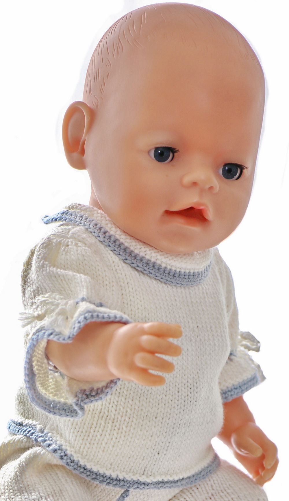 Pour le Babyborn, j'ai tricoté un pull à manches courtes avec les mêmes bordures que la tunique.