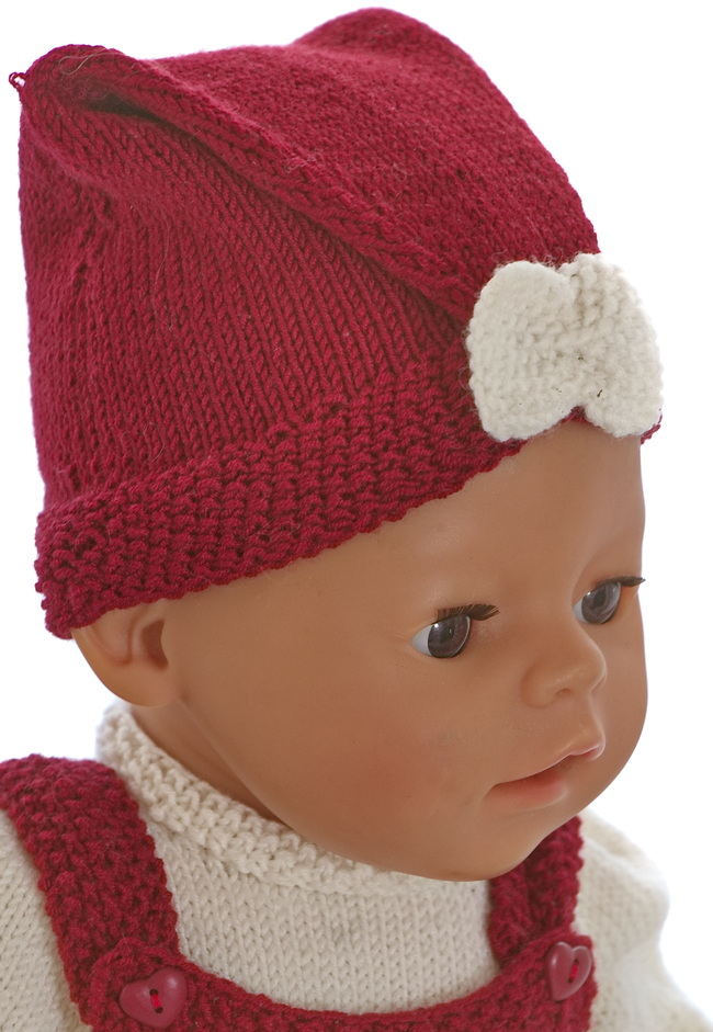A tough Christmas cap is perfect for Vesla. The top of the cap is bent back to the edge, and a little bow is sewn on it.