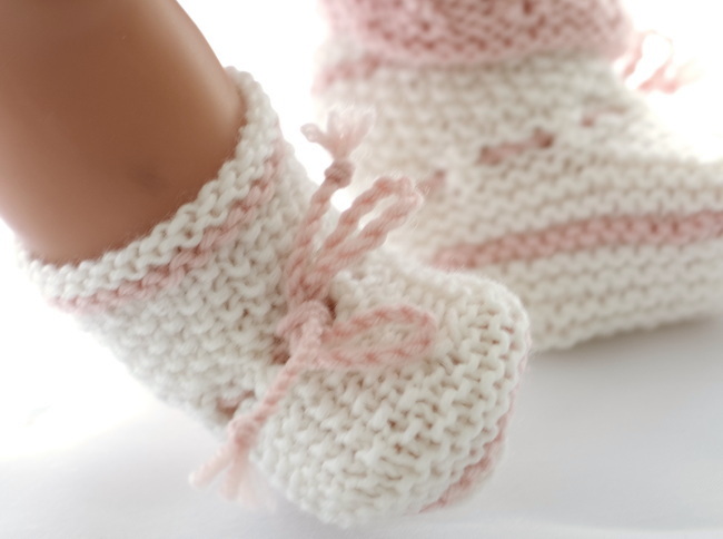 et des chaussettes tricotées en rose et blanc