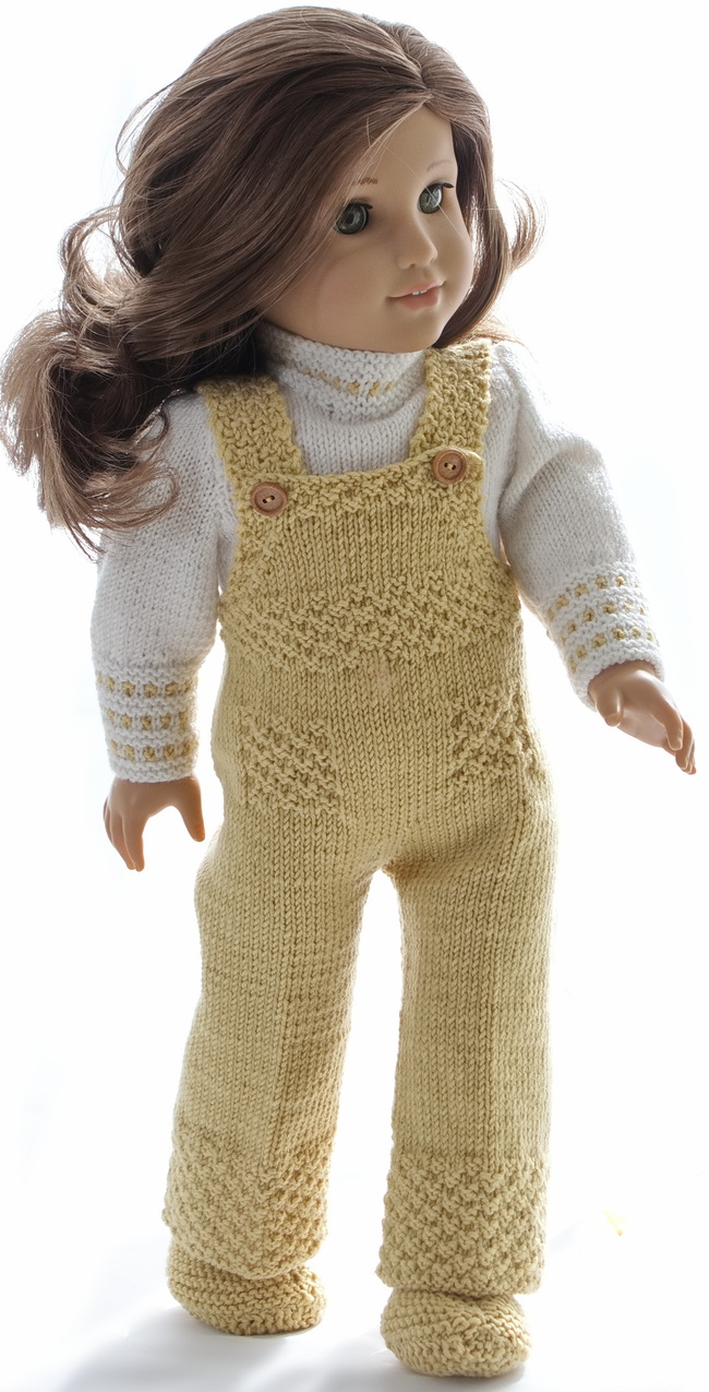 Zu diesem Pullover hat die Puppe eine super Hose in gelb bekommen. Die Hose hat Perlmusterum die Beine herum. Kleine Quadrate werden vorne gestrickt, um Taschen vorzutäuschen.