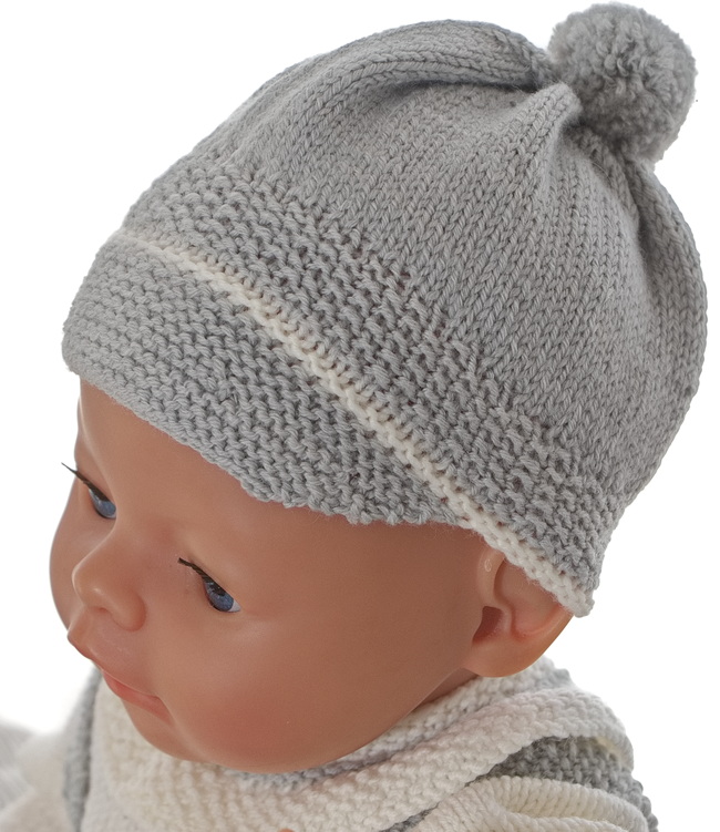A lovely cap with a brim knitted in grey makes this outfit perfect,