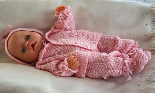 Stricken Sie Babypuppenkleidung im Målfrid Gausel Design