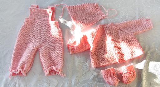 Stricken Sie Babypuppenkleidung im Målfrid Gausel Design