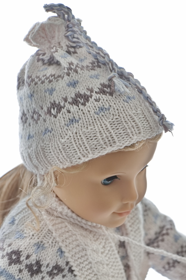 I knitted the cap with white edges in rib and the same pattern as knitted for the sweater.