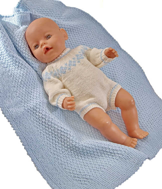 Ich bin mir sicher, dass sich Ihre Babypuppe in dieser hübschen Babykleidung und eingepackt in eine warme Decke sehr wohlfühlen wird.