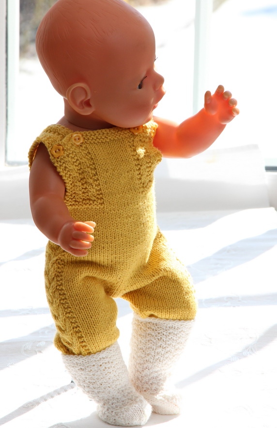 Knitting patterns 
for dolls dresses