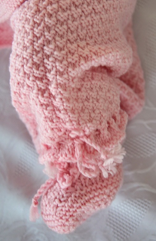 Stricken Sie Babypuppenkleidung im Målfrid Gausel Design