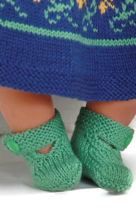 Lovely doll knitting pattern to your Baby born