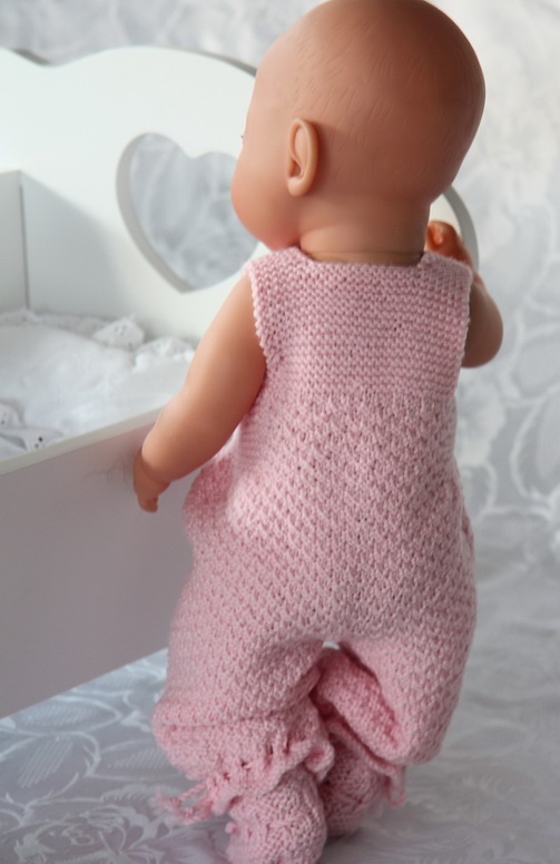 Stricken Sie Babypuppenkleidung im Målfrid Gausel Design