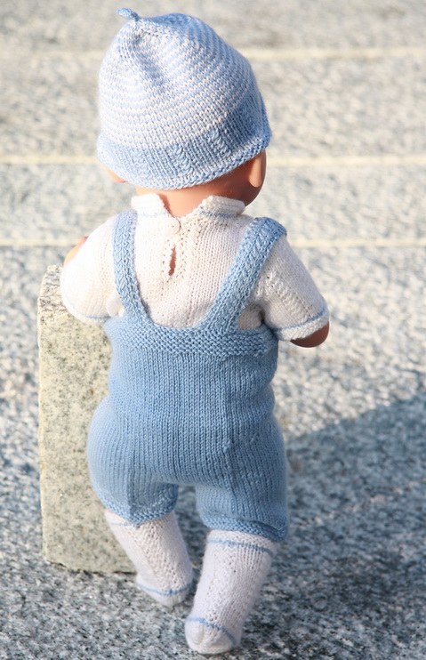 Lovely doll knitting pattern to your Baby born