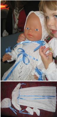 Dåpskjole med mønster fra boken <i>Vi strikker dukkeklær</i>