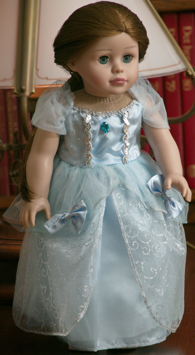 „Little Princess“-Puppe in einem eleganten blauen Ballkleid – ein wunderschöner Look für jede Feier.
