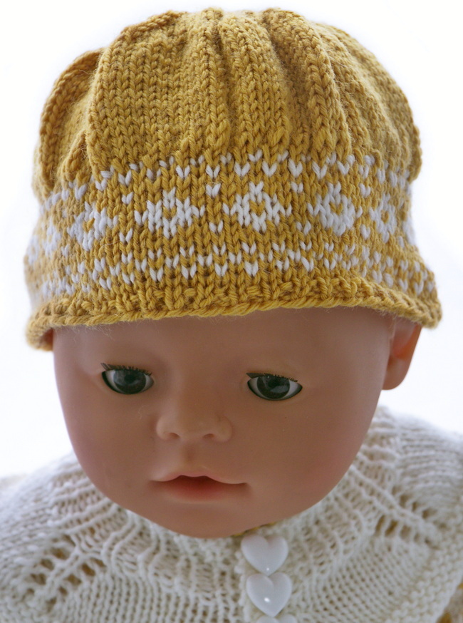The cap has pattern from the sweater knitted around the edge. Fine together with the sweater.