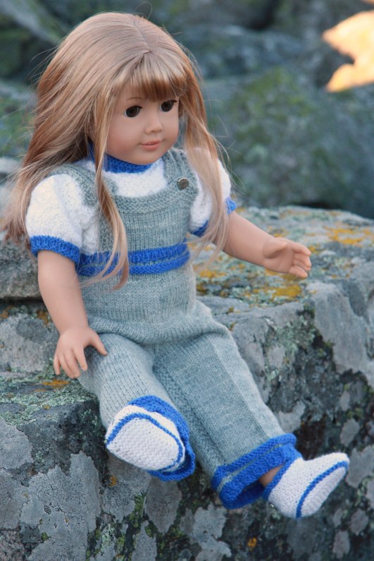 Knit this cool outfit to your doll.  Design: Målfrid Gausel