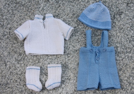 Lovely doll knitting pattern to your Baby born