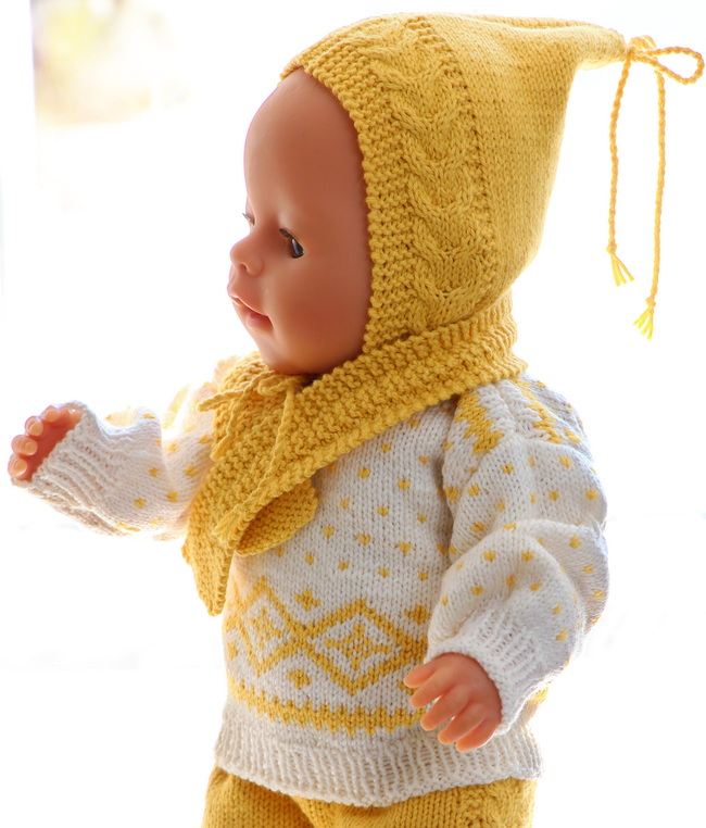 Im Mittelpunkt dieses Outfits steht der Pullover, der gemütliche, gerippte Kanten und ein raffiniertes Zopfdetail entlang der Schultern aufweist.