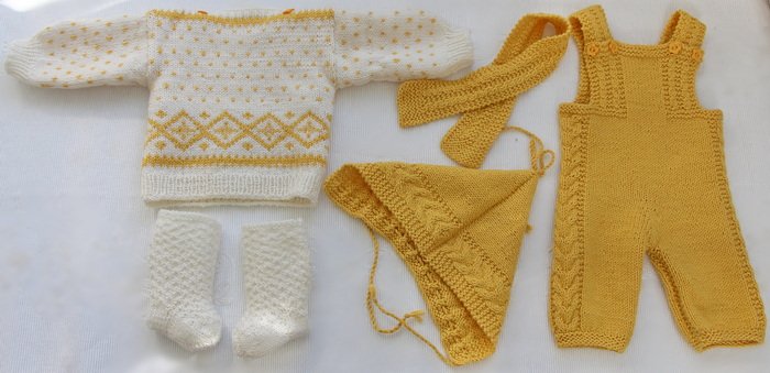 Model 0091D Astrid - Sweater, Ski pants, Bonnet, Scarf and Knee-socks <br>
De schoonheid van het 0091D ASTRID patroon ligt in zijn aanpasbaarheid, waardoor breisters worden aangemoedigd om te experimenteren met een spectrum van kleuren om bij elke smaak te passen.