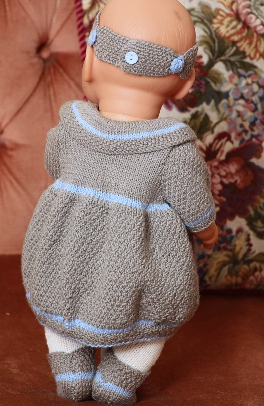 Denne gangen fikk jeg lyst til å strikke en kjole i beige og blått til den nye dukken min