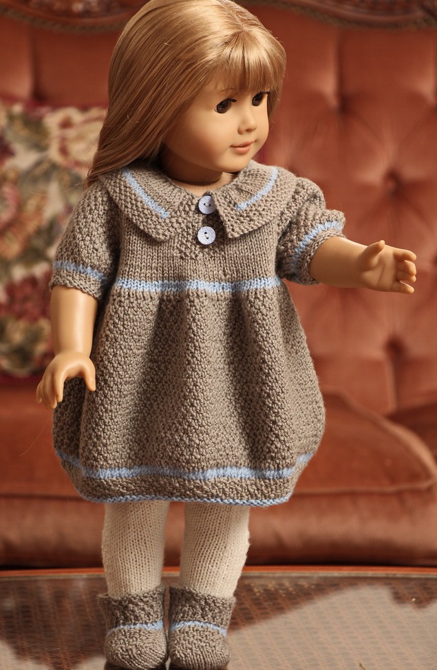 Denne gangen fikk jeg lyst til å strikke en kjole i beige og blått til den nye dukken min