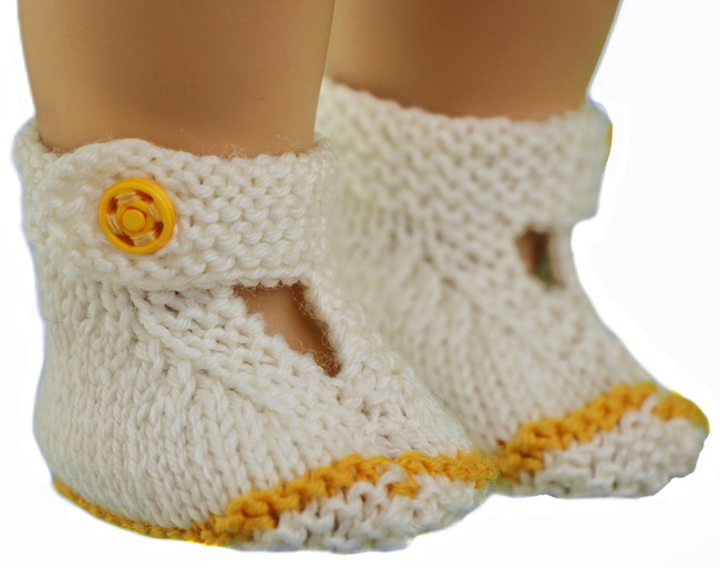 De sokken maken de outfit compleet met gele randen, waardoor warmte en stijl van top tot teen worden geboden.