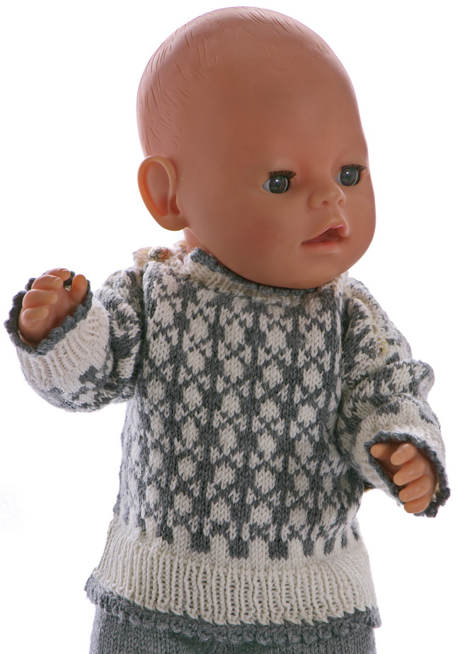 Der Pullover hat ein weißes Rippenmuster  und süße graue Picots, die um die Ränder gehäkelt werden.