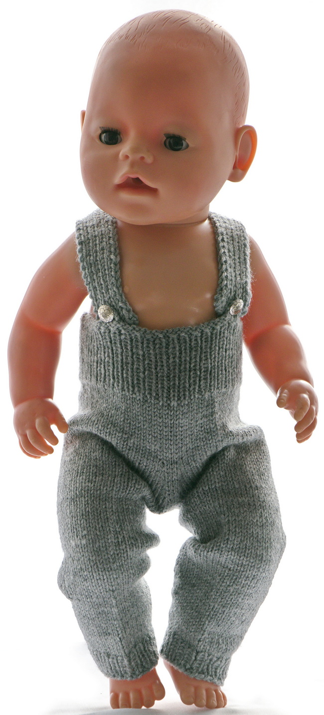 Sie wird vorne mit Knöpfen geschlossen. Sie passt perfekt zu diesem Outfit.