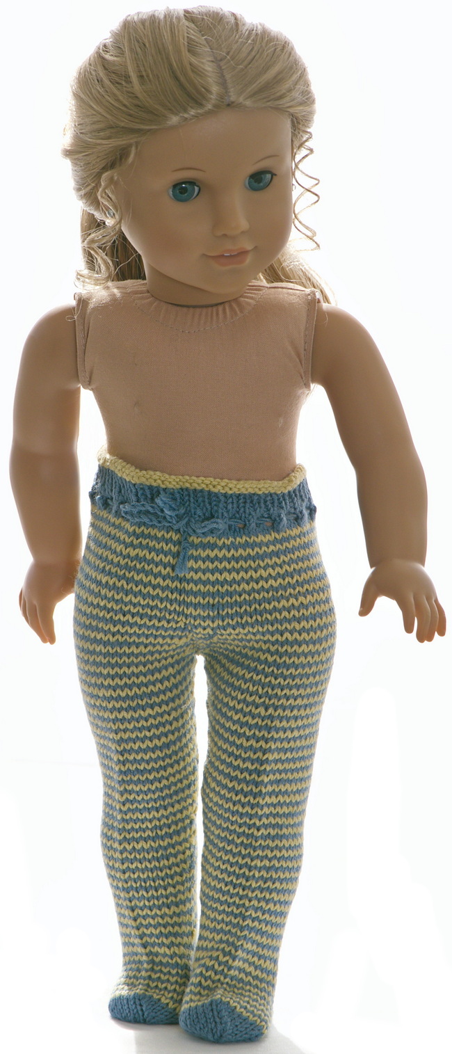 The tights are simple and knitted with small stripes in yellow and blue.