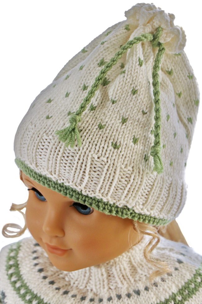 Puis, j’ai tricoté un bonnet dans les deux coloris blanc et gris avec un motif vert.